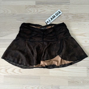 iamgia kjol 🖤 - så snygg kjol i spets, stretchigt material och slit på sidan. ok att köpa direkt 🖤