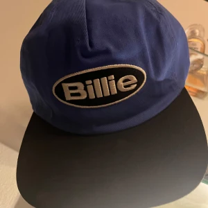 Billie Eilish Blå keps med svart skärm - Snygg blå keps med svart skärm och broderad text 'Billie' framtill. Knappt använd. Köpt från Billies hemsida. #billieeilish #billieeilishmerch