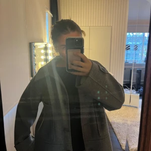 Grå kappa med knappar - Snygg grå kappa med stora knappar. Jag köpte den för 700 från Kappahl 