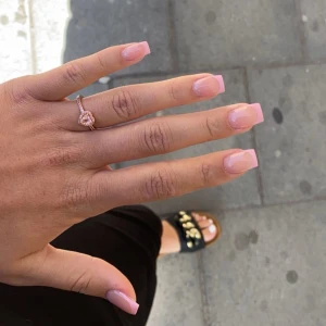 Pandora ring roséguld - Snygg Pandora ”promisering”  i roséguld med ett glittrande hjärta i mitten. Knappt använd! Finns kvitto och äkthetspapper och original box till. 🫶🏻 pris går såklart att diskutera. Kostar 1 200kr i butik. 