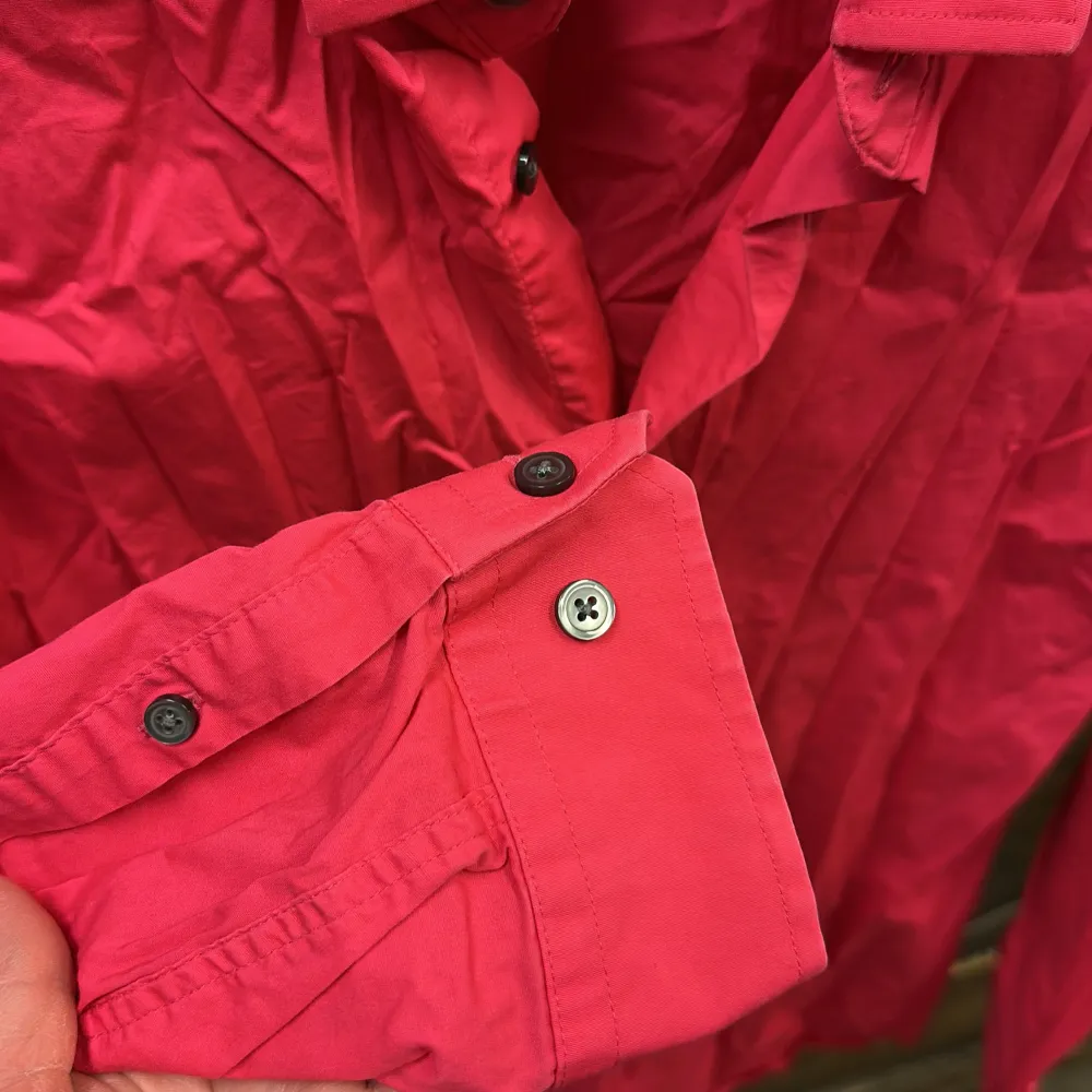 Snygg rosa skjorta från Express i storlek M. Skjortan har långa ärmar och knappar framtill samt vid ärmsluten. Perfekt för en stilren look.. Paidat.