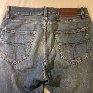 Blå jeans från Tiger of Sweden - Riktigt feta jeans från tiger of Sweden. Modellen är den väldigt eftertraktade Pistolero. 🔥Storlek 29/32. Skriv vid minsta fråga