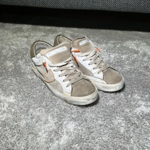 Skor från Philippe Model - Snygga sneakers från Philippe Model som är i färgen vit, grå och orangna detaljier som gör dom unika! Skicket är 7/10, nypris 3600. De är bara att höra av sig vid funderingar eller frågor🤩