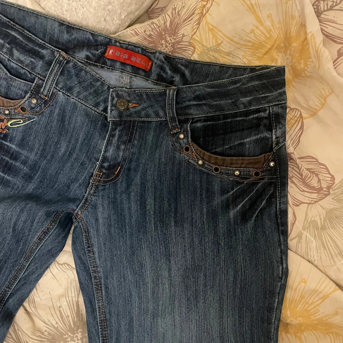 Blå low waisted bootcut jeans