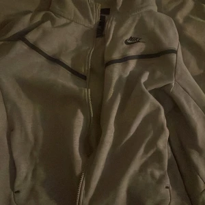 Grå huvtröja från Nike - säljer en nike tröja bra skick säljer för den är för liten för mig