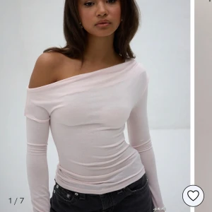 Nelly topp - Från nelly nyskick, snedskuren topp 🥰 Tryck på köp nu!!  i en väldigt ljusrosa färg 🩷