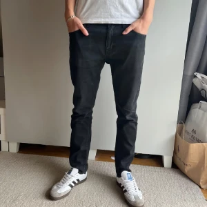 Svarta tiger of Sweden byxor  - Snygga svarta jeansbyxor med en straight passform. De har en klassisk design med fem fickor och knappgylf. Perfekta för en stilren look. Är snäppet ljusare i nutid därav äldre bild. Skriv gärna för fler bilder eller om ni har frågor!