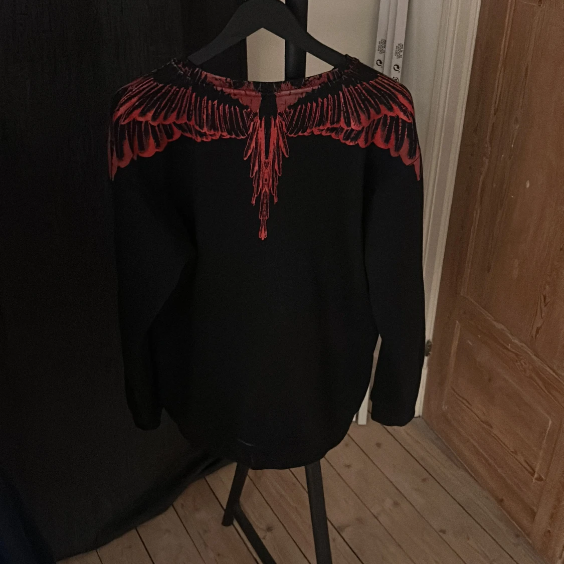 Svart tröja med röd vingdesign från Marcelo Burlon - 1