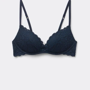 Mörkblå intimissimi spets-bh  - Verkligen supersöt super push up mörkblå spets bh ifrån intimissimi. Aldrig använd då den var för liten. Storleken är 75D men eftersom att det är så mycket push up passar är den mer som en B-C💞💞💞