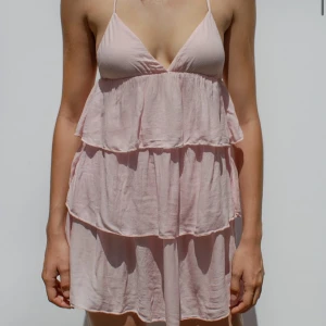 Rosa klänning - Supersöt sommarklänning i viskos med öppen rygg från subdued i nyskick☀️