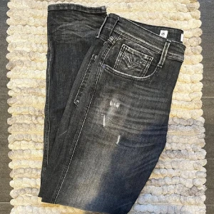 Replay Anbass Aged 05 Jeans - Snygg jeans från Replay i modellen Aged 05 Anbass || Storlek: W32 L34 || Mycket fint skick 