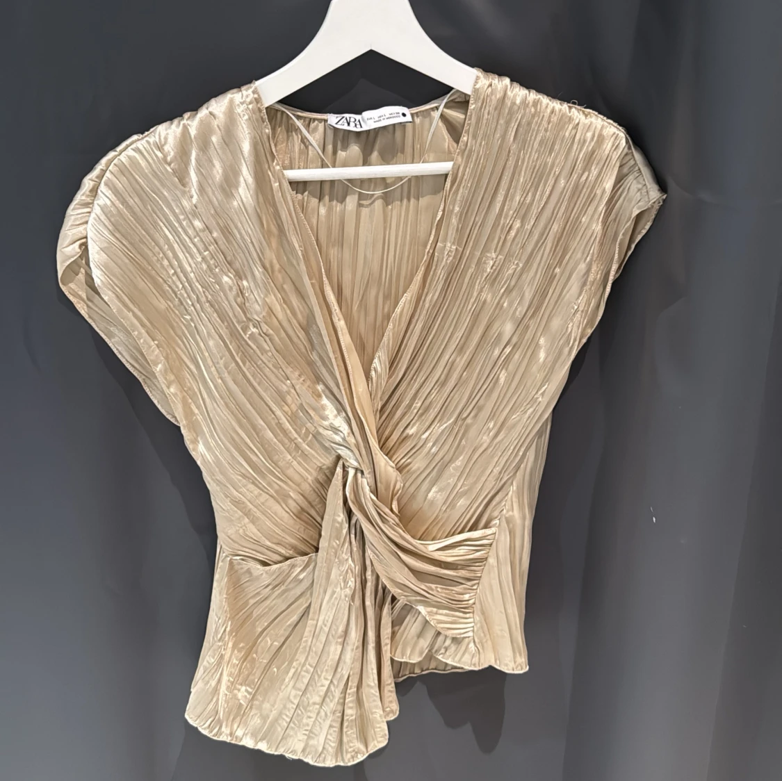 Beige plisserad blus från Zara