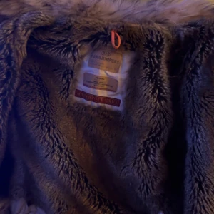 Parajumper jacka  - Säljer en snygg beige parkajacka från Parajumpers med stor päls på huvan. Jackan har flera fickor och en cool patch på ärmen. Perfekt för kalla dagar med sin varma och stiliga design. 🧥❄️