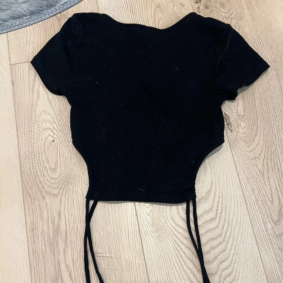 Croppad t-shirt med snören - 1