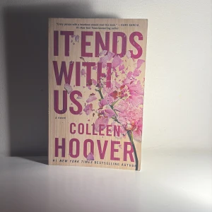 It Ends with Us - Säljer boken 'It Ends with Us' av Colleen Hoover. Omslaget har en vacker design med rosa blommor och titeln i stora bokstäver. Perfekt för dig som älskar gripande och emotionella berättelser. En New York Times bästsäljare som berör ämnen som kärlek och smärta.