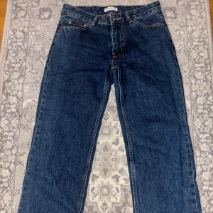 Blå jeans från Perfect Jeans - Snygga blå jeans från Perfect Jeans med klassisk femficksdesign. De har en rak passform och är tillverkade i slitstarkt denim. Perfekta för en avslappnad stil.