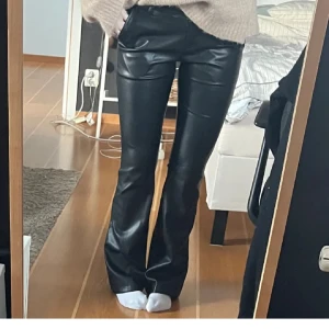 Design by si skinnbyxor  - FÖRSTA BILDEN ÄR LÅNAD. Säljer dessa skinnbyxor som är jättesköna och mjuka på insidan, dem är lågmidjade och utsvängda!! Bara använt en gång