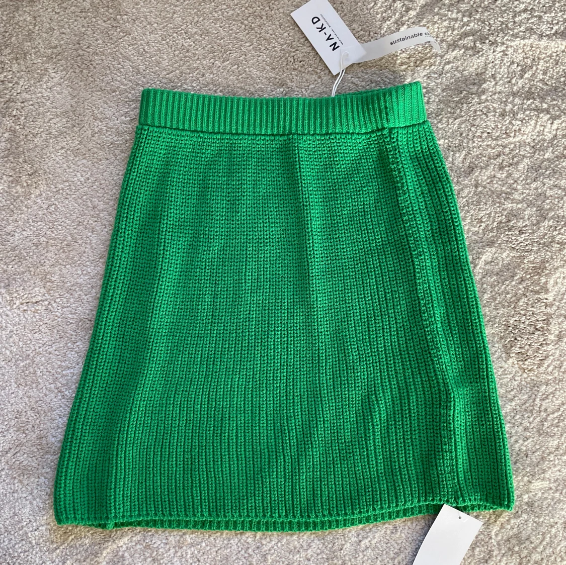 Grön stickad kjol från NA-KD M-L oanvänd 