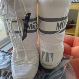 Moon boots - Moon Bots – Som Ny, Alla Storlekar Till Salu Säljer mina Moon Bots som är i princip som nya, knappt använda. Finns i alla storlekar och fungerar perfekt! Kan eventuellt gå ner i pris vid snabb affär. Skick: Som Ny Storlekar: Alla storlekar finns tillgängliga Kan diskuteras vid snabb affär Tveka inte att höra av dig om du har några frågor eller vill ha fler bilder!