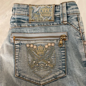 Jättelågmidjade jeans - Säljer nu dessa super lågmidjade as snygga jeans då dem har blivit för små i storleken🥰 köpta på Plick tidigare dock aldrig riktigt använda av mig, köpta för 750kr , inga defekter 💕
