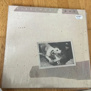 Fleetwood Mac - 3st  - Vinylskiva av Fleetwood Mac med titeln ‘tusk’ ’mystery to me’ och 'Behind the Mask'. Perfekt för samlare av klassisk rockmusik.