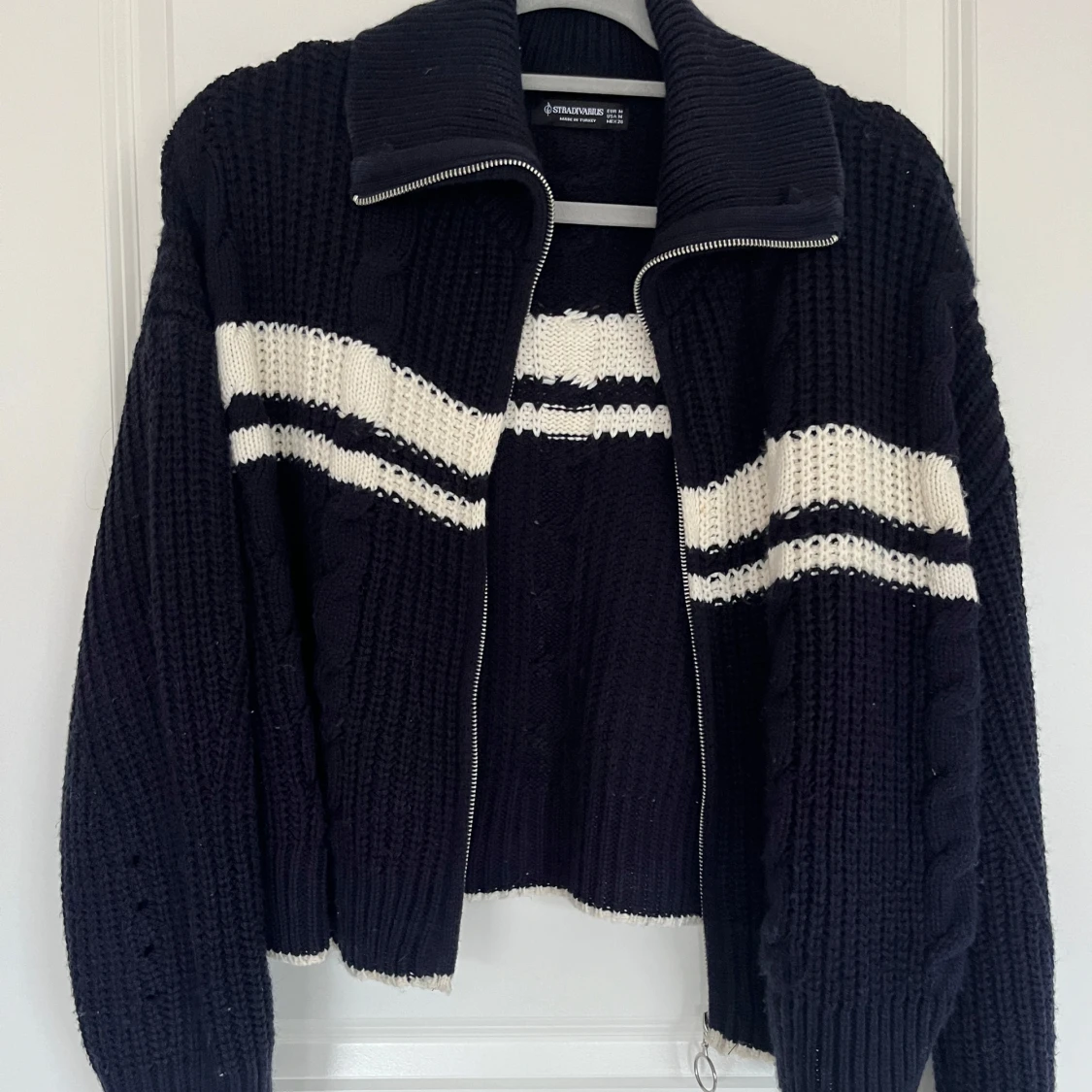 Marinblå stickad kofta från Stradivarius