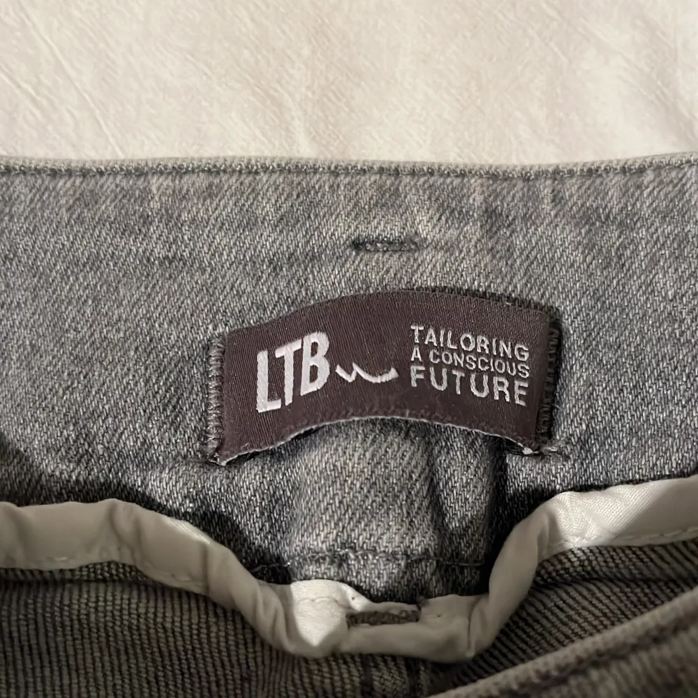 Snygga grå jeans från LTB med en klassisk design. De har en knappgylf och femficksmodell. Perfekta för en avslappnad stil.. Farkut & Housut.