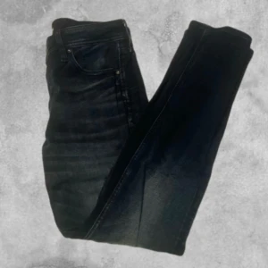 Mörkblå jeans - Snygga mörkblå jeans med en klassisk design. De har en straight passform och är perfekta för en avslappnad stil. Jeansen har fickor både fram och bak samt en dragkedja och knapp i midjan.