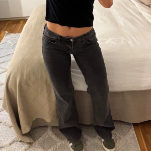 HM low-waist jeans - Säljer ett par jeans från HM i färgen grå/svart!! Använda ett fåtal gånger💞 Jeansen har storlek 38 men upplevs som 36!
