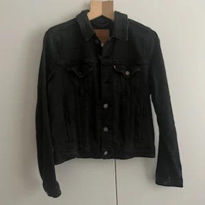 Levis svart jeansjacka - Svart Levis jeansjacka! Äkta köpt för några år sen i en Levis butik 💞 säljer då den är för liten för mig, inga defekter!! Står storlek m på etiketten men skulle säga att det mer är åt en xs/s💞