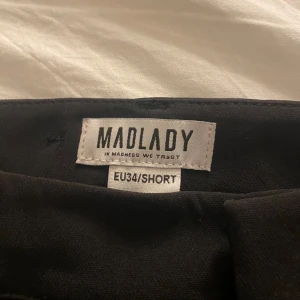 KOSTYMBYXOR FRÅN MADLADY - Helt nya, endast testade men passade inte. Ord pris tror jag va 500 eller något sånt. Passar mig som är 160 längdmässigt💗pris går att diskutera✨