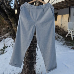 Grey trousers from Pull&Bear - Stylish grey trousers from Pull&Bear with an elastic waist and white side stripes. Perfect for a relaxed style. The trousers have a straight fit and are made of a soft material.
