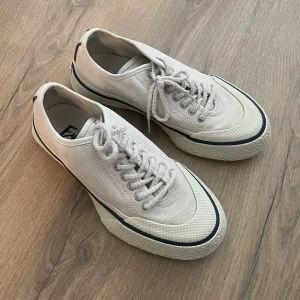 Eytys Laguna sneakers - Eytys Laguna sneakers i storlek 39.  Sparsamt använda och i fint skick. Finns två små missfärgningar (se bilder), en på skosnöret och en på tyget under skosnöret. Låda och dustbag medföljer.