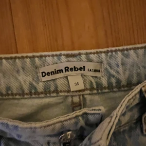 Blå jeans - Ljusblå jeans i storlek 36 osäker på märket men är i bra skick ändast använda några gånger