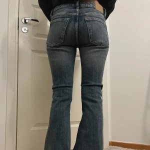 Blå bootcut jeans - Snygga blå bootcut jeans. Perfekta för en avslappnad stil. Klassisk femficksdesign och knappgylf. Använd 5 gånger ungefär, köpt från weekday för 1100kr
