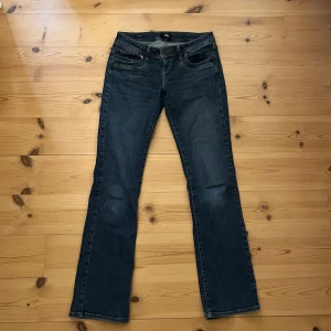 Mörkblå bootcut jeans - Snygga mörkblåa LTB bootcut jeans med låg midja.