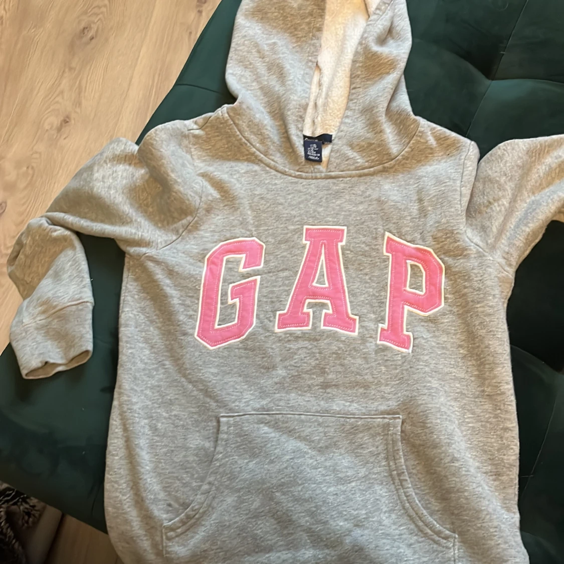 Grå hoodie från GAP