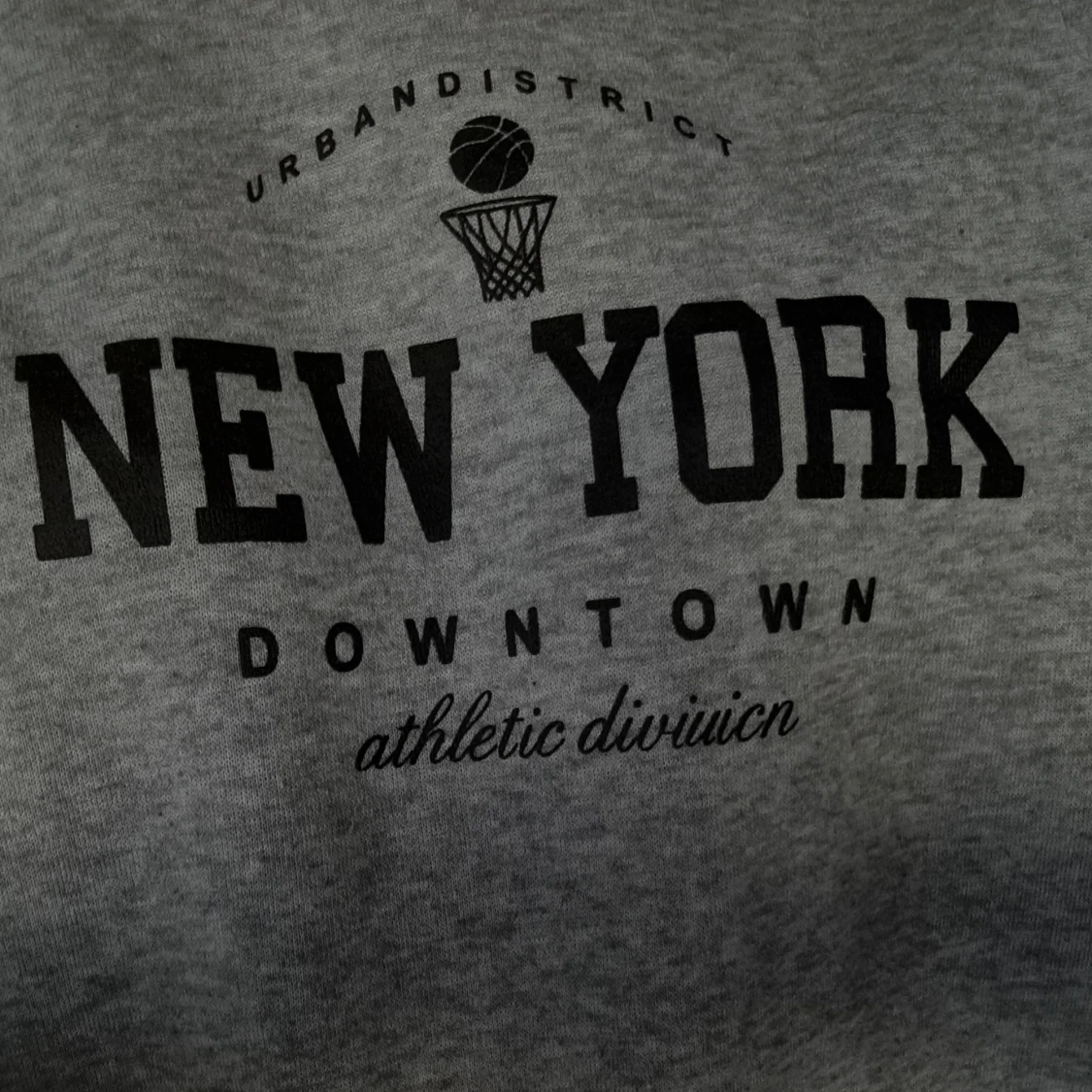 Grå sweatshirt med New York-tryck - 2