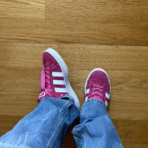 Rosa Adidas Campus sneakers - Såå snygga adidas campus skor i fin rosa färg🩷de är så fina men kommer inte till användning, köpte de här på plock och lånade bilder men har bara använt några få gånger så de är i samma skick💕