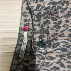 Leopardmönstrade shorts från Stradivarius  - Snygga trendiga lågmidjade leopardmönstrade shorts från Stradivarius med knappdetalj. Nästan inte använda och de har inget tecken på slitage. Storlek 36 men passar mig som i vanliga fall har Xs-S. Sista bilden är lånad. Pris kan diskuteras 