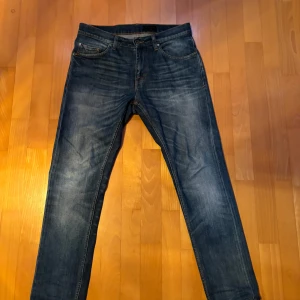 Tiger of sweden jeans - Ett par feta TOS jeans i en snygg tvätt i blått. Modellen på jeansen är Pistolero och är i mycket bra skick. W29/L30. Om du är intresserad av båda jeansen är det bara att höra av sig så kommer vi fram till ett bra pris. 