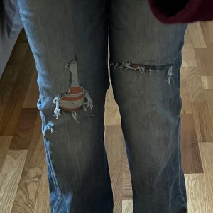 Bootcut, flare jeans - Lågmidjade bootcut/flare jeans. Vet inte vart de är ifrån men köpte de här. Passade de inte mig! OBS bakfickorna är inte riktiga fickor utan endast mörkare färg för att ge en snygg effekt! den ena framfickan har lite blå färg på insidan av byxorna men det är absolut ingenting som syns utåt! Skriv vid frågor/mått! Postar samma dag/dagen efter!! Står ingen storlek men skulle säga 38, kan även passa 40!💓💓Samma färg/jeans på alla bilderna, blev bara konstigt ljus på andra bilden!💓