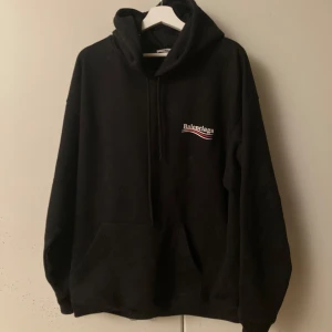 Svart hoodie från Balenciaga - Balenciaga hoodie unisex storlek L, aldrig använd med lappen kvar, pris kan diskuteras