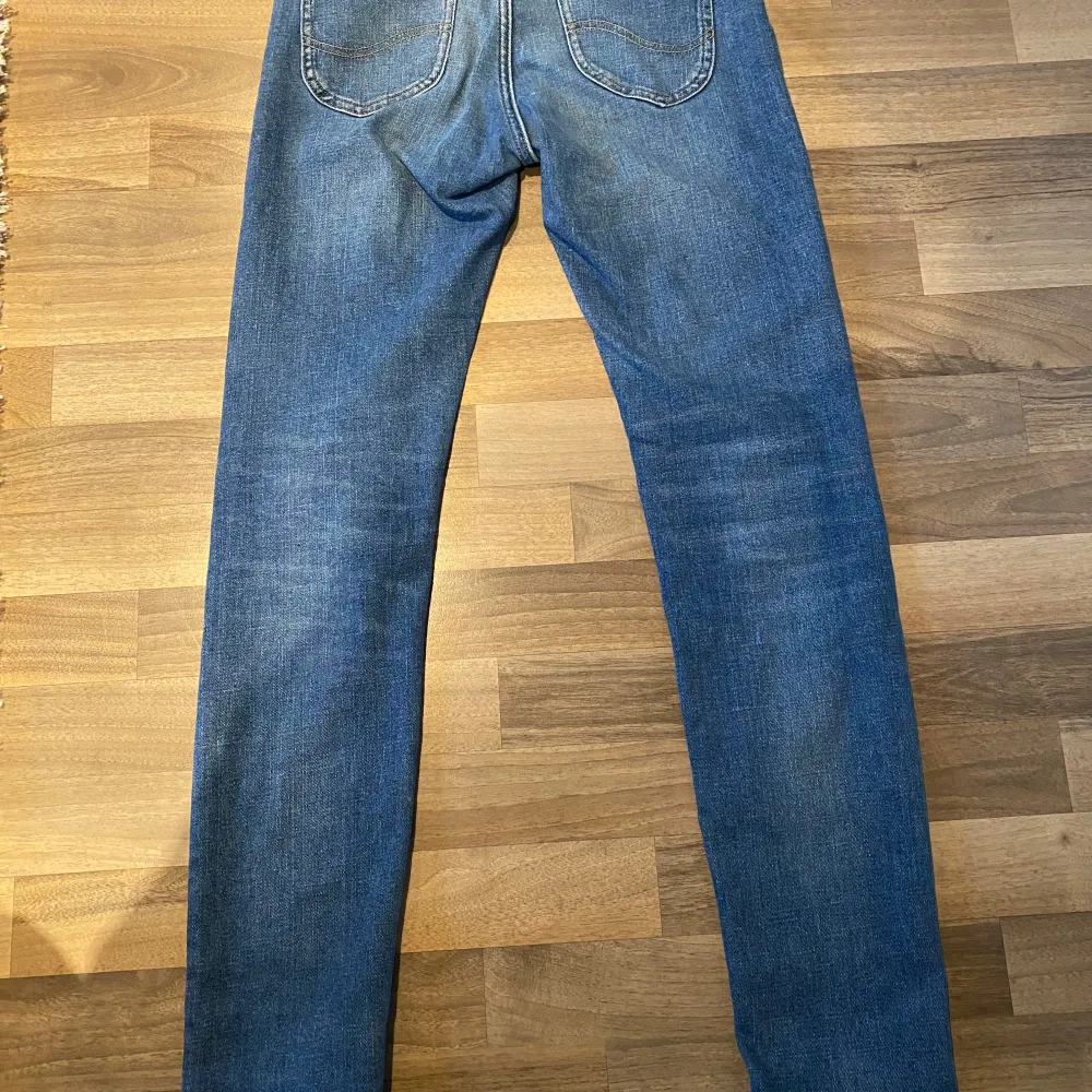 Jag säljer dessa snygga lee jeans som är i storleken 27/32. Passformen är slim fit.. Farkut & Housut.