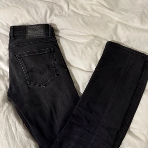 Svarta jeans från Replay - Replay Grover Straight fit i storlek 30, fint skick! I färgen svart. Nypris cirka 1300!