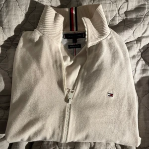 Tommy Hilfiger zip tröja - Säljer en mycket snygg zip tröja från Tommy hilfiger i nyskick. Kom privat för fler frågor och funderingar:) nypris 1449, pris går att diskuteras, mvh Ludde 