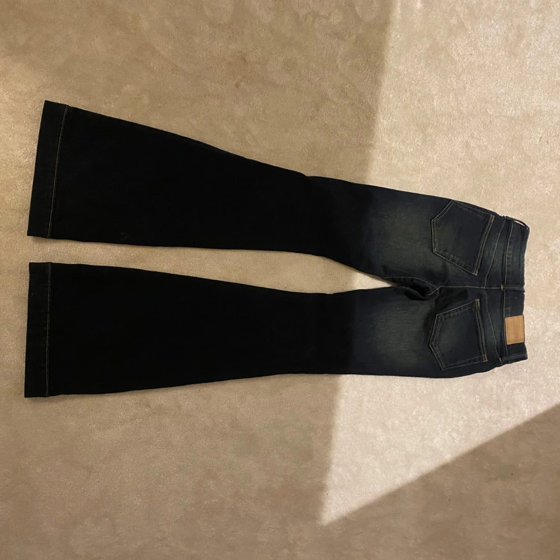 Mörkblå bootcut-jeans från Weekday - 90