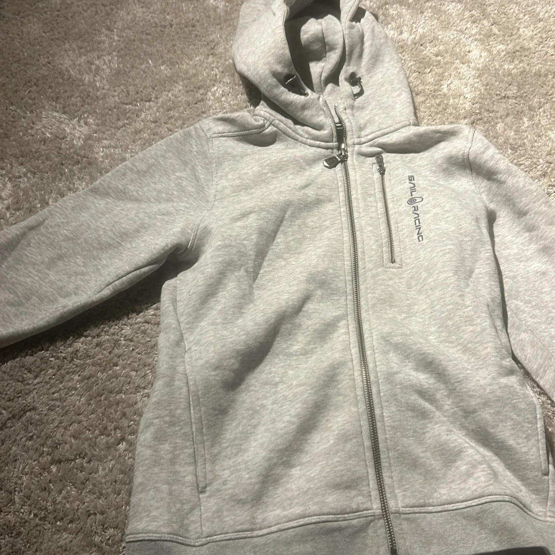 Grå huvtröja från Sail Racing