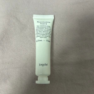 Niacinamide Serum från Jorgobé - Niacinamide Serum med 5% koncentration som balanserar huden och minskar orenheter. Ger en jämnare hudton och fräschare utseende. Innehåller 15 ml.