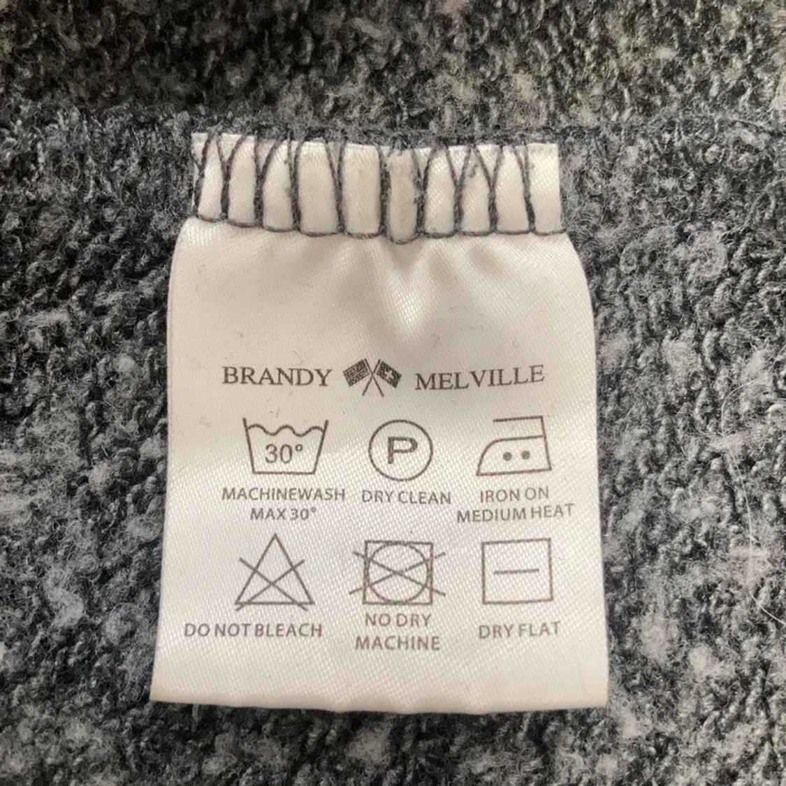 Mörkgrå croppad hoodie från Brandy Melville - 91